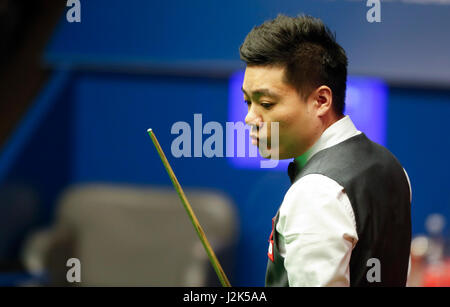 Sheffield, Angleterre. Apr 29, 2017. Ding Junhui de la concurrence de la Chine au cours de la quatrième session de la demi-finale contre Mark Selby, d'Angleterre, au cours de la World Snooker Championship 2017 au théâtre Crucible à Sheffield, en Grande-Bretagne, le 29 avril 2017. Credit : Han Yan/Xinhua/Alamy Live News Banque D'Images