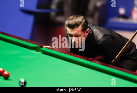 Sheffield, Angleterre. Apr 29, 2017. Mark Selby, d'Angleterre, fait concurrence au cours de la quatrième session de la demi-finale contre Ding Junhui de Chine au cours de la World Snooker Championship 2017 au théâtre Crucible à Sheffield, en Grande-Bretagne, le 29 avril 2017. Credit : Han Yan/Xinhua/Alamy Live News Banque D'Images