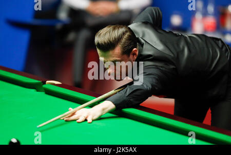 Sheffield, Angleterre. Apr 29, 2017. Mark Selby, d'Angleterre, fait concurrence au cours de la quatrième session de la demi-finale contre Ding Junhui de Chine au cours de la World Snooker Championship 2017 au théâtre Crucible à Sheffield, en Grande-Bretagne, le 29 avril 2017. Credit : Han Yan/Xinhua/Alamy Live News Banque D'Images