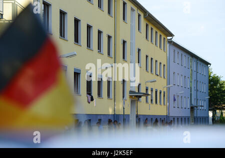 ARCHIVE - Une image d'archive en date du 30 juin 2014 montre le drapeau allemand forme un toit de voiture sur le terrain d'un centre de traitement des réfugiés dans la région de Giessen, ALLEMAGNE. Photo : Arne Dedert/dpa Banque D'Images