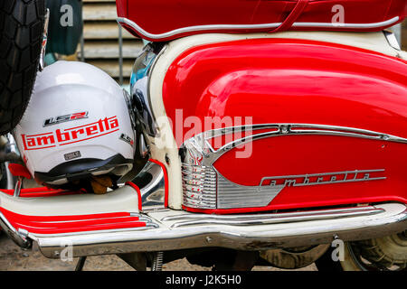 Troon, Ayrshire, UK. Apr 29, 2017. L'assemblée annuelle de l'ouest de l'Écosse scooter rally a eu lieu à Troon Ayrshire, et elle a attiré plusieurs centaines de Lambrettas, Vespas et d'autres marques de scooters, anciens et nouveaux, de toutes les régions de l'Écosse. En raison de sa popularité, l'événement est organisé sur trois jours avec des attractions telles que des groupes live, des stands spécialisés et les détaillants et de prix à différents concours comme 'le mieux gardé de l' Crédit : Findlay/Alamy Live News Crédit : Findlay/Alamy Live News Banque D'Images