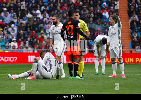 Madrid, Espagne. Apr 29, 2017. Rodrigo Moreno Machado (17) Valence CF's player. Carlos Enrique Casemiro (14) joueur du Real Madrid.La Liga entre le Real Madrid vs Valencia CF au Santiago Bernabeu à Madrid, Espagne, le 29 avril 2017 . Más Información Gtres Crédit : Comuniación sur ligne, S.L./Alamy Live News Crédit : Gtres más información en ligne Comuniación,S.L./Alamy Live News Banque D'Images