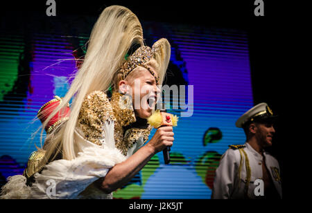 Rio de Janeiro, Brésil. Apr 29, 2017. Xuxa Meneguel présente le lancement national de l'XuChá Tour, version du fameux Tea party de l'Alice dans la région métropolitaine, zone ouest de la ville de Rio de Janeiro, dans la nuit de ce vendredi (28). «Ilariê', 'Cristal Moon', 'Planeta Xuxa' et 'Rainbow' sont quelques-uns des hits durant sa performance. (PHOTO : JAYSON BRAGA/BRÉSIL PHOTO PRESSE) Credit : Brésil Photo Presse/Alamy Live News Banque D'Images