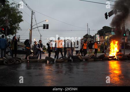 Sao Paulo, Brésil. Apr 28, 2017. Les protestataires contre les réformes proposées par le gouvernement fédéral au cours d'une journée de grève générale dans la région sud de la ville de São Paulo ce vendredi (28) (Photo : FABRICIO BOMJARDIM/BRÉSIL PHOTO PRESSE) Credit : Brésil Photo Presse/Alamy Live News Banque D'Images