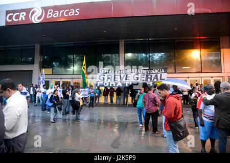 Sao Paulo, Brésil. Apr 28, 2017. Niterói, RJ, 28.04.2017 - GREVE-GERAL- bloqueiam Manifestantes entrada das Barcas em Niterói, RJ nesta vendredi, 28. (Foto : Clever Felix/Brésil Photo Presse/Folhapress) Credit : Brésil Photo Presse/Alamy Live News Banque D'Images