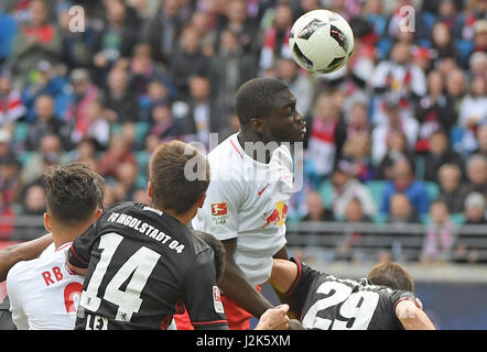 Leipzig, Allemagne. Apr 29, 2017. Upamecano Leipzig Dayot (3-L) effectue au cours de la Bundesliga match de foot entre RB Leipzig et FC Ingolstadt 04 au Red Bull Arena à Leipzig, Allemagne, 29 avril 2017. (CONDITIONS D'EMBARGO - ATTENTION : En raison de la lignes directrices d'accréditation, le LDF n'autorise la publication et l'utilisation de jusqu'à 15 photos par correspondance sur internet et dans les médias en ligne pendant le match.) Photo : Hendrik Schmidt/dpa-Zentralbild/dpa/Alamy Live News Banque D'Images