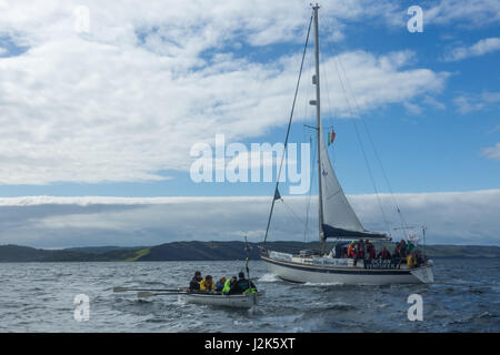 Mer d'Irlande, Royaume-Uni. 29 avril 2017 L'équipe d'aviron de Aberystwyth mens en compétition dans l'ensemble du défi celtique 2017 mer d'Irlande, qui a commencé à Arklow en Irlande avec la ligne d'arrivée à l'entrée du port d'Aberystwyth au Pays de Galles. Les équipes ont ramé environ 96 milles dans la nuit sur la mer d'Irlande. Chaque équipe est composée de 12 rameurs, à tour de rôle par groupes de quatre, tandis qu'une ligne à l'appui de la nervure (voile) et les transfère à d'un yacht d'accompagnement. © Ian Jones/Alamy Live News Banque D'Images