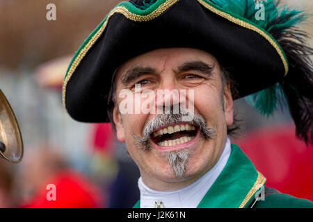 Bridlington, Yorkshire, UK. 28 avril, 2017. UK Sport : Bridlington, Yorkshire, UK. 28 avril 2017. De Michael Wood, East Riding's crieur, de cavernes, de supports profiter le départ du Tour de 2017 à Bridlington Yorkshire, Yorkshire, UK. Rebecca Cole/Alamy Live News Banque D'Images