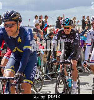 Bridlington, Yorkshire, UK. 28 avril, 2017. UK Sport : Bridlington, Yorkshire, UK. 28 avril 2017. Smiling riders (Luke Rowe, l'équipe Sky) profiter de la participation des partisans et des fans au début du Tour de Yorkshire 2017 (stade 1 Bridlington à Scarborough) 173km à Bridlington, Yorkshire, UK, Yorkshire, UK. Rebecca Cole/Alamy Live News Banque D'Images