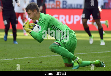 Leipzig, Allemagne. Apr 29, 2017. Le gardien de but Martin Hansen attrape la balle au cours de la Bundesliga match de foot entre RB Leipzig et FC Ingolstadt 04 au Red Bull Arena à Leipzig, Allemagne, 29 avril 2017. (CONDITIONS D'EMBARGO - ATTENTION : En raison de la lignes directrices d'accréditation, le LDF n'autorise la publication et l'utilisation de jusqu'à 15 photos par correspondance sur internet et dans les médias en ligne pendant le match.) Photo : Hendrik Schmidt/dpa-Zentralbild/dpa/Alamy Live News Banque D'Images