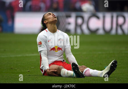 Leipzig, Allemagne. Apr 29, 2017. Yussuf Leipzig Poulsen réagit avec frustration au cours de la Bundesliga match de foot entre RB Leipzig et FC Ingolstadt 04 au Red Bull Arena à Leipzig, Allemagne, 29 avril 2017. (CONDITIONS D'EMBARGO - ATTENTION : En raison de la lignes directrices d'accréditation, le LDF n'autorise la publication et l'utilisation de jusqu'à 15 photos par correspondance sur internet et dans les médias en ligne pendant le match.) Photo : Hendrik Schmidt/dpa-Zentralbild/dpa/Alamy Live News Banque D'Images