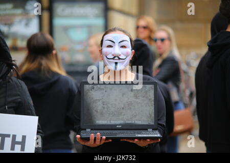 Cambridge, UK. 29 avril, 2017. Pour les sans-voix anonyme, de sensibilisation et de démonstration. Pour apporter de l'information au public pour montrer la cruauté inhérente à la viande, des produits laitiers et de la production d'oeufs. Credit : Penelope Barritt/Alamy Live News Banque D'Images