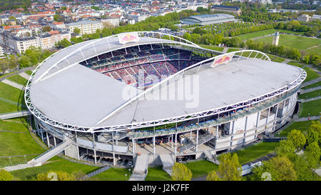 Leipzig, Allemagne. Apr 29, 2017. La Red Bull Arena et la zone autour du stade prise par un drone pendant le match entre RB Leipzig et FC Ingolstadt à Leipzig, Allemagne, 29 avril 2017. Photo : Jan Woitas/dpa-Zentralbild/dpa/Alamy Live News Banque D'Images