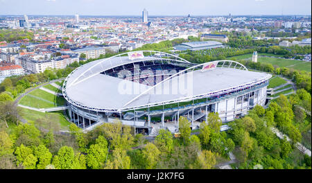 Leipzig, Allemagne. Apr 29, 2017. La Red Bull Arena et la zone autour du stade prise par un drone pendant le match entre RB Leipzig et FC Ingolstadt à Leipzig, Allemagne, 29 avril 2017. Photo : Jan Woitas/dpa-Zentralbild/dpa/Alamy Live News Banque D'Images