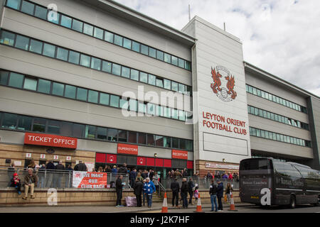 Londres, Royaume-Uni. Apr 29, 2017. Le Leyton Orient Fans Trust ont organisé une manifestation au matchroom stadium exigeant que le propriétaire du club, Francesco Becchetti feuilles. Le club a été relagated hors de la ligue de football et les fans sont maintenant la lutte pour l'existence avec le personnel très clubs impayés pendant plusieurs mois. Crédit : David Rowe/Alamy Live News Banque D'Images