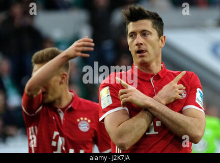 Wolfsburg, Allemagne. Apr 29, 2017. Munich's Robert Lewandowski célèbre son but 2:0 à la Bundesliga match entre VfL Wolfsburg et le Bayern de Munich dans l'Arène de Volkswagen à Wolfsburg, Allemagne, 29 avril 2017. (CONDITIONS D'EMBARGO - ATTENTION : En raison de la lignes directrices d'accréditation, le LDF n'autorise la publication et l'utilisation de jusqu'à 15 photos par correspondance sur internet et dans les médias en ligne pendant le match.) Photo : Peter Steffen/dpa/Alamy Live News Banque D'Images