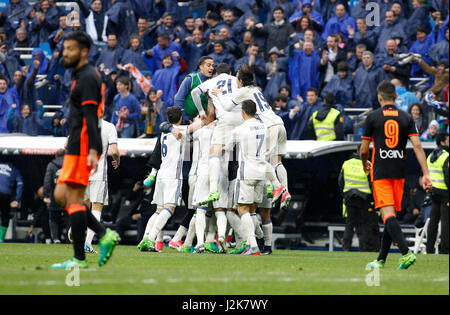 Madrid, Espagne. Apr 29, 2017. Les joueurs du Real Madrid célébrer après avoir marqué leur deuxième but durant le match de la Liga entre le Real Madrid et Valence CF au stade Santiago Bernabeu Le 29 avril 2017 à Madrid, Espagne. Gtres más información : crédit en ligne Comuniación,S.L./Alamy Live News Banque D'Images