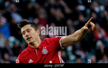 Wolfsburg, Allemagne. Apr 29, 2017. Munich's Robert Lewandowski célèbre son score 3:0 à la Bundesliga match entre VfL Wolfsburg et le Bayern de Munich dans l'Arène de Volkswagen à Wolfsburg, Allemagne, 29 avril 2017. (CONDITIONS D'EMBARGO - ATTENTION : En raison de la lignes directrices d'accréditation, le LDF n'autorise la publication et l'utilisation de jusqu'à 15 photos par correspondance sur internet et dans les médias en ligne pendant le match.) Photo : Peter Steffen/dpa/Alamy Live News Banque D'Images