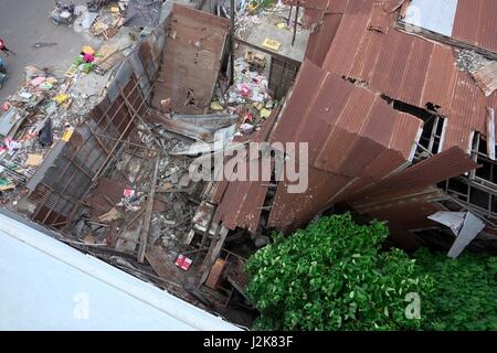 (170429) -- la ville de General Santos (Philippines), le 29 avril 2017 (Xinhua) -- Un toit effondré est observée après un séisme de magnitude 7,1 dans la ville de General Santos, Philippines, le 29 avril 2017. Un séisme de magnitude 7,1 a frappé au large de la côte de l'île de Mindanao dans le sud des Philippines, le samedi matin, le United States Geological Survey (USGS) a dit. (Xinhua/Stringer) Banque D'Images