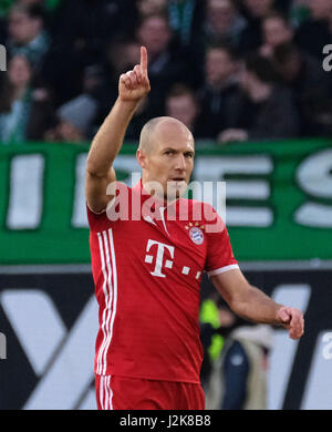 Wolfsburg, Allemagne. Apr 29, 2017. La Munich Arjen Robben célèbre son but 4:0 à la Bundesliga match entre VfL Wolfsburg et le Bayern de Munich dans l'Arène de Volkswagen à Wolfsburg, Allemagne, 29 avril 2017. (CONDITIONS D'EMBARGO - ATTENTION : En raison de la lignes directrices d'accréditation, le LDF n'autorise la publication et l'utilisation de jusqu'à 15 photos par correspondance sur internet et dans les médias en ligne pendant le match.) Photo : Peter Steffen/dpa/Alamy Live News Banque D'Images