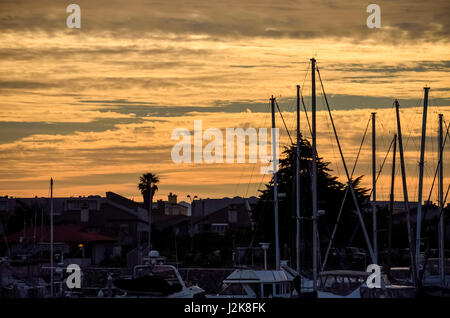 De nombreux bateaux de plaisance sur pendant le coucher du soleil avec des montagnes à Oxnard, Californie Banque D'Images