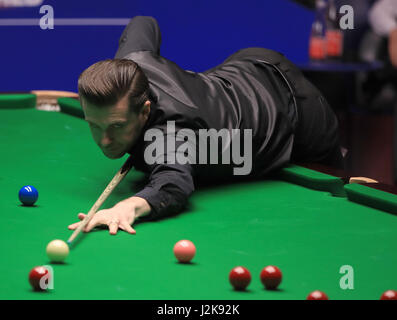 Mark Selby dans son match de demi-finale avec Ding Junhui sur quatorze jours du championnat du monde de snooker Betfred à The Crucible Theatre, Sheffield. Banque D'Images