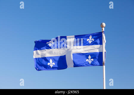 Le drapeau provincial du Québec devant un ciel bleu, Gatimeau à Hull, Québec, Canada. Banque D'Images