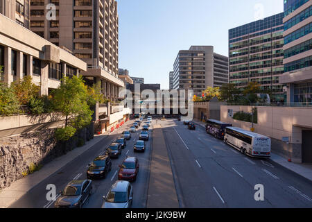 A l'heure de pointe du trafic sur le Boulevard Maisoneauve Maisoneauve (Boulevard) avec le centre-ville de Hull dans l'arrière-plan pris à partir de la rue Victoria/Victoria St. Banque D'Images