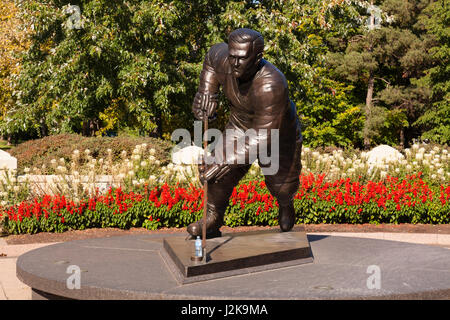 Une statue de Maurice Richard à l'entrée de parc Jacques Cartier à Hull, Gatineau, Québec, Canada. Banque D'Images