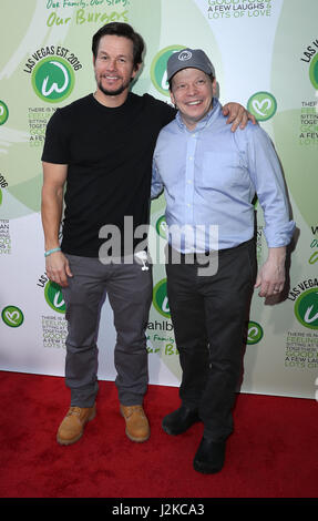 Grande ouverture de Wahlburgers au Grand Bazar des boutiques au Bally's Las Vegas En vedette : Mark Wahlberg, Paul Wahlberg Où : Las Vegas, Nevada, United States Quand : 28 Mars 2017 Banque D'Images