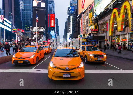 Les taxis jaunes qui attend au panneau d'arrêt en début de soirée la Lumière, Times Square, New York Banque D'Images