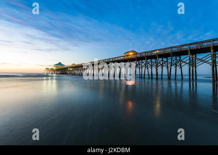 Folly Beach Pier au lever du soleil à Charleston, Caroline du Sud Banque D'Images