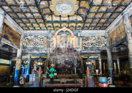 Le Bouddha et Butsuden (salle du Bouddha) dans Kencho-Ji à Kamakura, Japon Banque D'Images