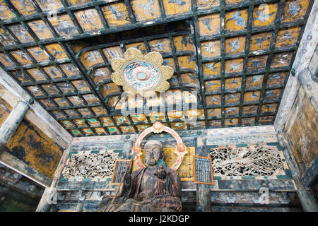 Le Bouddha et Butsuden (salle du Bouddha) dans Kencho-Ji à Kamakura, Japon Banque D'Images