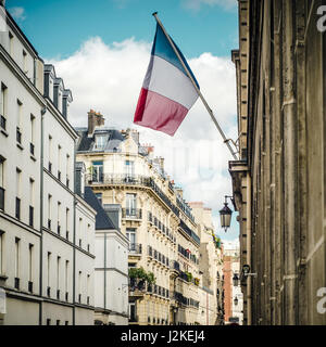 Le drapeau français dans une rue résidentielle de Paris Banque D'Images