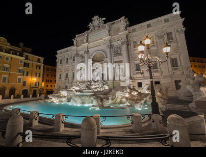 La fontaine de Trevi à Rome, Italie, prise juste avant l'aube Banque D'Images