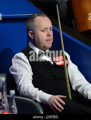 John Higgins, est assis dans sa chaise dans son match de demi-finale contre Barry Hawkins sur quinze jours de la Championnats du monde de snooker Betfred à The Crucible Theatre, Sheffield. ASSOCIATION DE PRESSE Photo. Photo date : Samedi 29 Avril, 2017. Voir l'histoire du monde de snooker PA. Crédit photo doit se lire : Anna Gowthorpe/PA Wire Banque D'Images