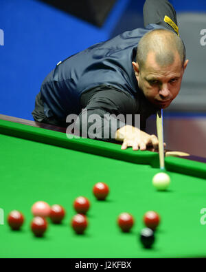 Barry Hawkins à la table dans son match de demi-finale contre John Higgins sur quinze jours de la Championnats du monde de snooker Betfred à The Crucible Theatre, Sheffield. Banque D'Images