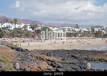 Les vacanciers sur Playa Las Cucharas, Costa Teguise, Lanzarote, Espagne Banque D'Images