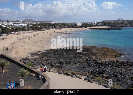 Les vacanciers sur Playa Las Cucharas, Costa Teguise, Lanzarote, Espagne Banque D'Images