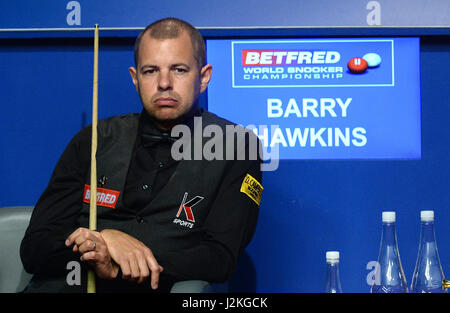 Barry Hawkins est assis dans sa chaise dans son match de demi-finale contre John Higgins sur quinze jours de la Championnats du monde de snooker Betfred à The Crucible Theatre, Sheffield. Banque D'Images