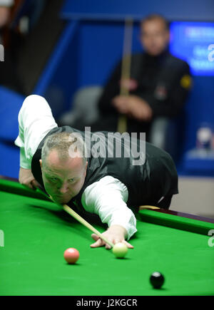 John Higgins à la table dans son match de demi-finale contre Barry Hawkins sur quinze jours de la Championnats du monde de snooker Betfred à The Crucible Theatre, Sheffield. Banque D'Images