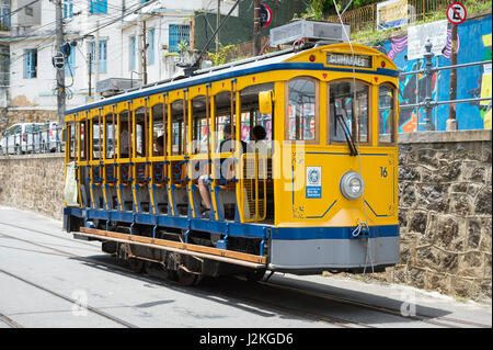 RIO DE JANEIRO - le 31 janvier 2017 : une rénovation rue voiture, connu localement comme un bondinho, voyages le long de la rue dans le quartier de Santa Teresa Banque D'Images