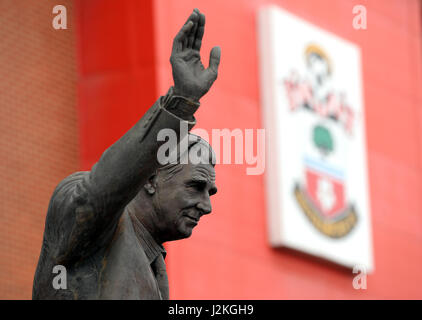 Une statue de Ted Bates à l'extérieur du terrain avant le premier match de championnat à St Mary's, Southampton. Banque D'Images