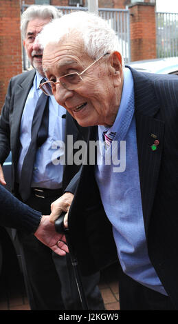 Aston Villa Ancien président Doug Ellis arrive pour le match de championnat à Sky Bet Ewood Park, Blackburn. Banque D'Images