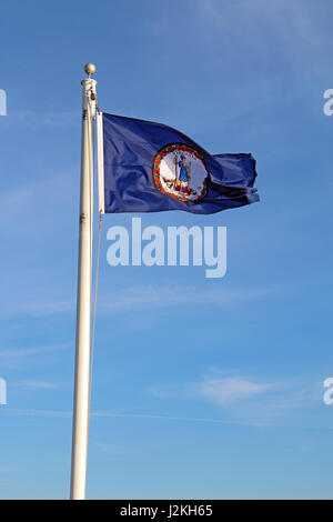 Drapeau du Commonwealth de Virginie à voler d'un pôle alors que contre un ciel bleu et nuages cirrus vertical d'arrière-plan Banque D'Images