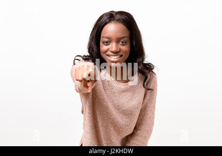 Smiling young African woman bending et orientée vers l'avant vers l'appareil photo avec un sourire rayonnant isolated on white Banque D'Images