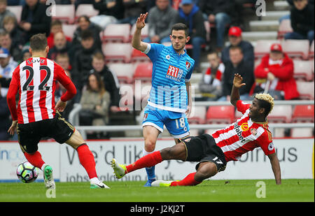 AFC Bournemouth's Lewis Cook (à gauche) et Didier de Sunderland Ibrahim Ndong bataille pour le ballduring la Premier League match au stade de la lumière, Sunderland. Banque D'Images