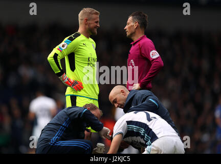 L'arbitre Mark Clattenburg discute avec le gardien de Leicester City Kasper Schmeichel alors qu'un joueur reçoit un traitement lors du match de la Premier League aux Hawthorns, West Bromwich. APPUYEZ SUR ASSOCIATION photo. Date de la photo: Samedi 29 avril 2017. Voir PA Story FOOTBALL West Bromm. Le crédit photo devrait se lire comme suit : David Davies/PA Wire. RESTRICTIONS : aucune utilisation avec des fichiers audio, vidéo, données, listes de présentoirs, logos de clubs/ligue ou services « en direct » non autorisés. Utilisation en ligne limitée à 75 images, pas d'émulation vidéo. Aucune utilisation dans les Paris, les jeux ou les publications de club/ligue/joueur unique. Banque D'Images