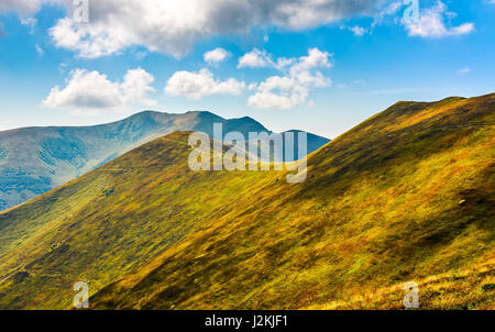 Beau paysage d'été. pré herbeux sur une colline de crête de montagne. beau temps avec ciel bleu et quelques nuages Banque D'Images